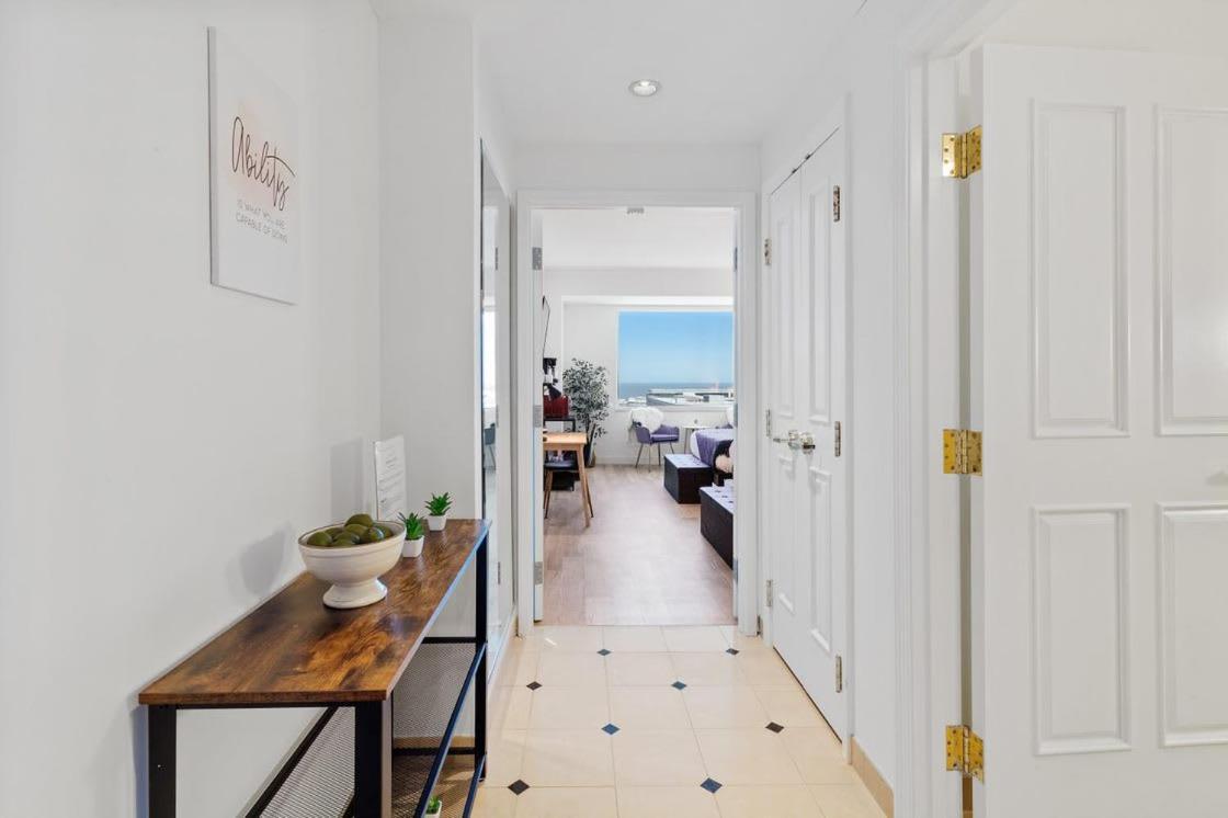 Beachfront Double Queen - Cozysuites Apartment