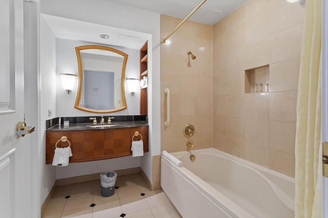 Beachfront Double Queen - Cozysuites Apartment *