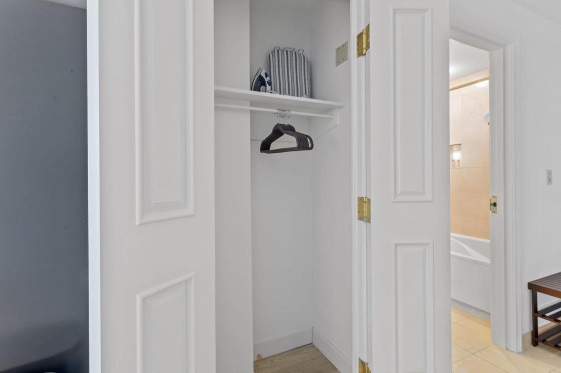 Beachfront Double Queen - Cozysuites Apartment