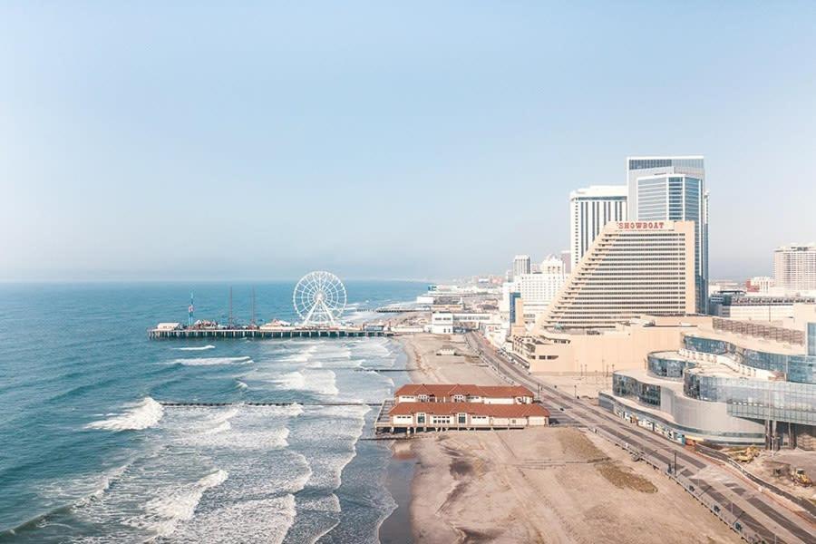 Beachfront Double Queen - Cozysuites Apartment